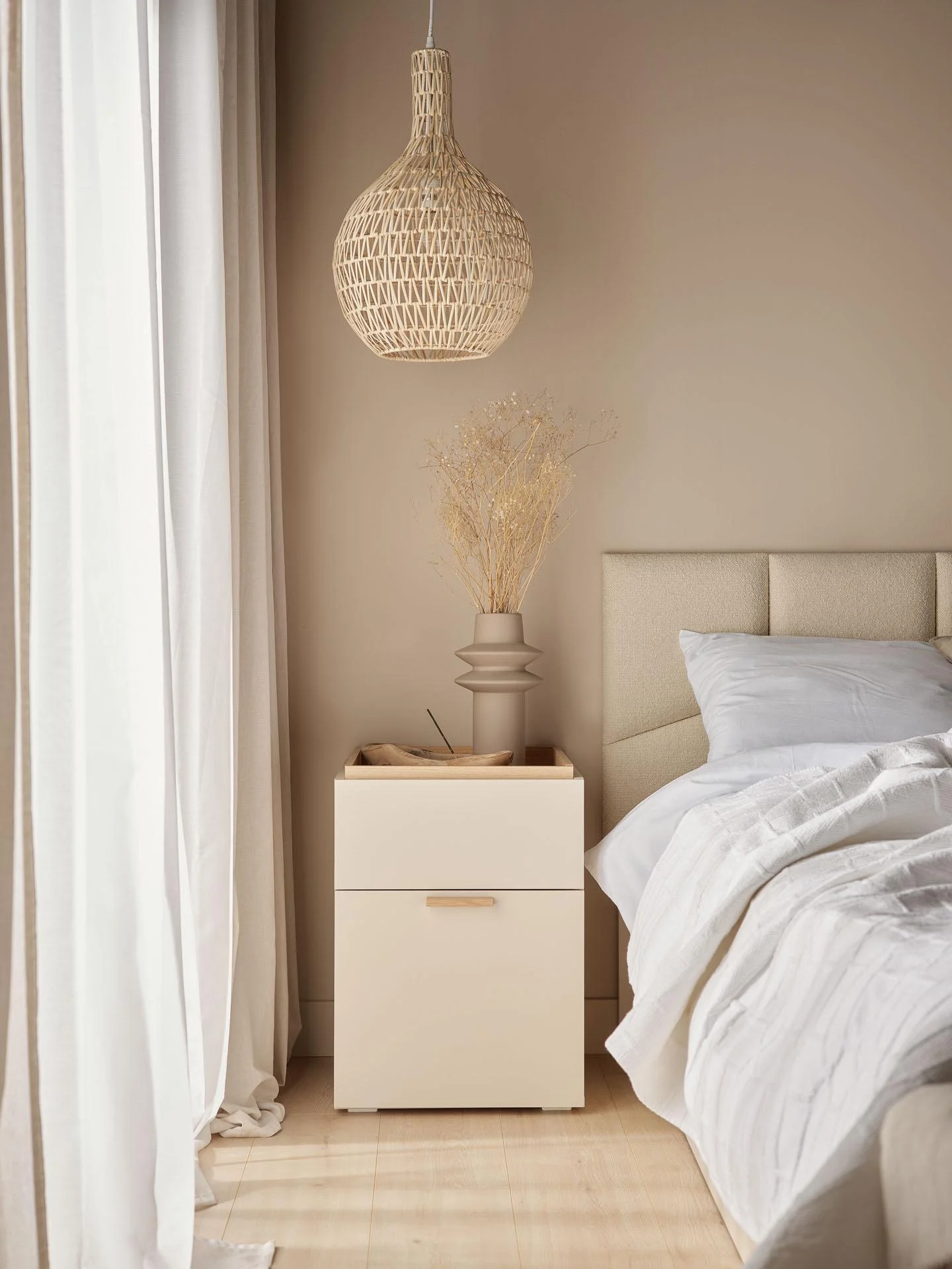 Jak ocieplić sypialnię? Rattanowa lampa